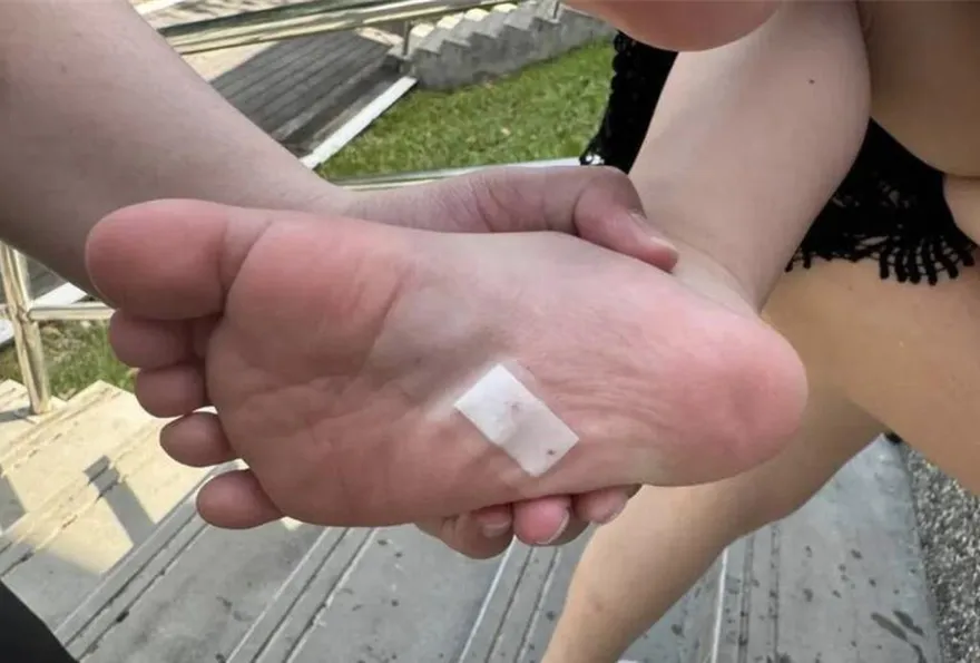 童玩「劫」！木刺、釘針扎童腳家長炸鍋　怒轟宜蘭縣府怎麼把關的