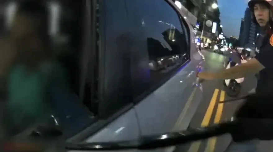 影/新北男毒駕拒檢加速逃逸　遭警圍捕砸破車窗活逮