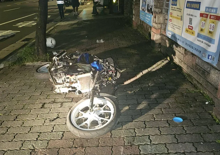 影/噴飛重創！新店「男騎車高速撞牆」有生命危險
