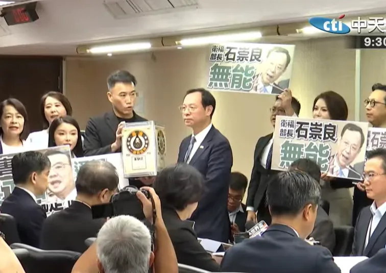 藍委包圍石崇良高喊「毒油害台」　送苯駢芘油桶嗆道歉下台！
