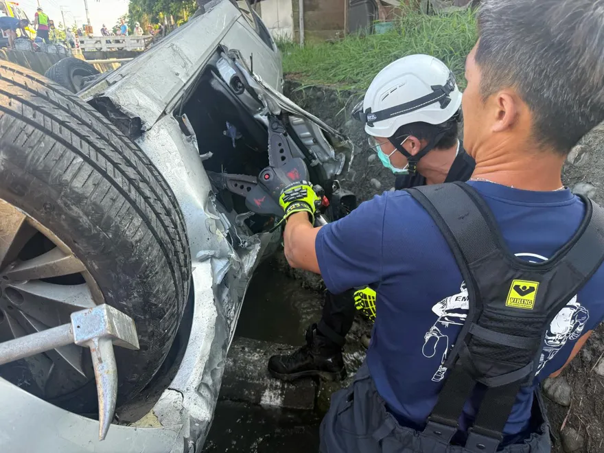 影/屏東竹田死亡車禍！BMW對撞機車墜大排　雙載2人不治
