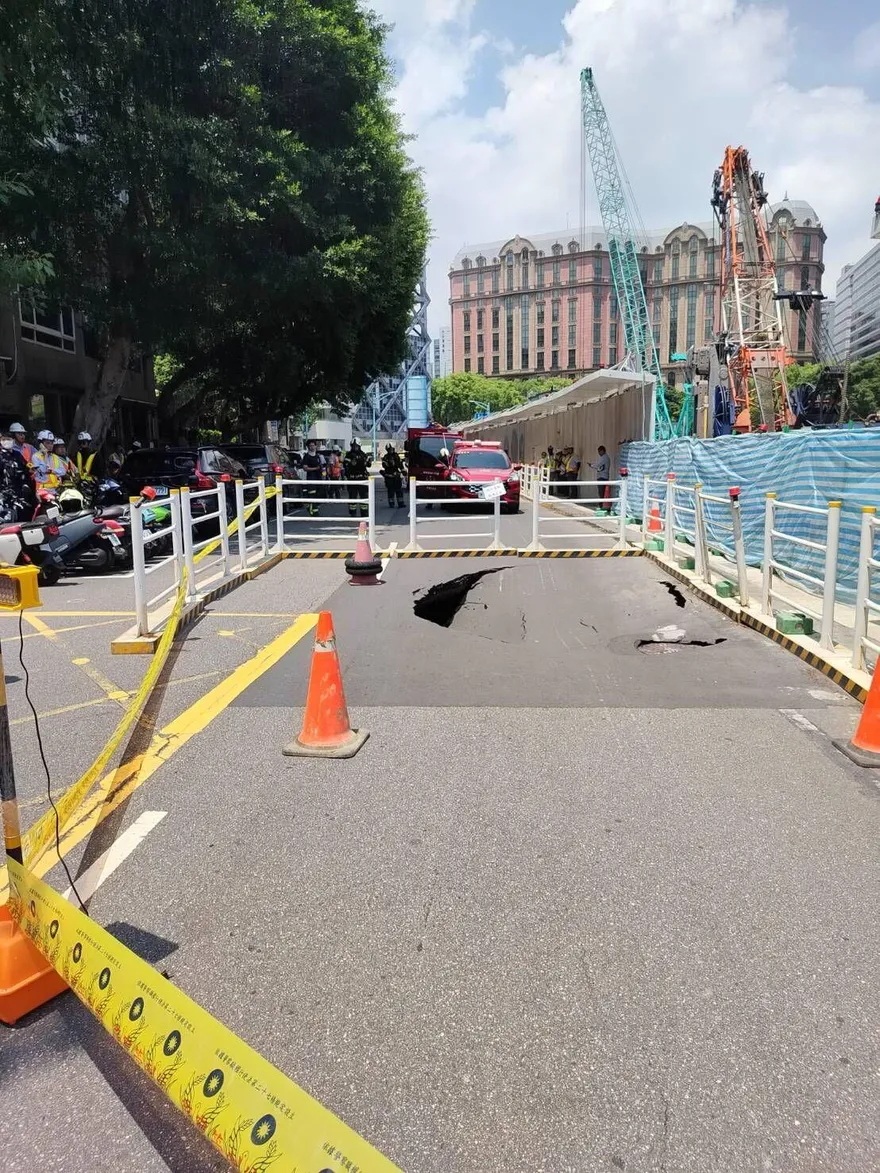 影/颱風前夕！北市敦化北路驚現4米長天坑　飄瓦斯味