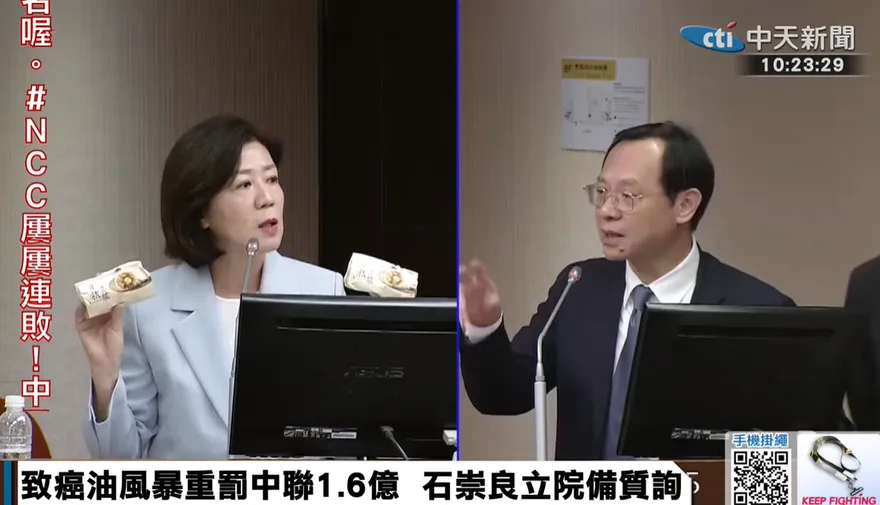 毒油燒進超商！藍委拿飯糰怒問「這能吃嗎？」　石崇良尷尬回應全紀錄