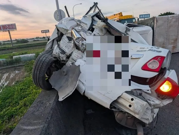 國1溪湖匝道3連撞！貨車「狂掃兩車」側翻2傷　女懸掛護欄