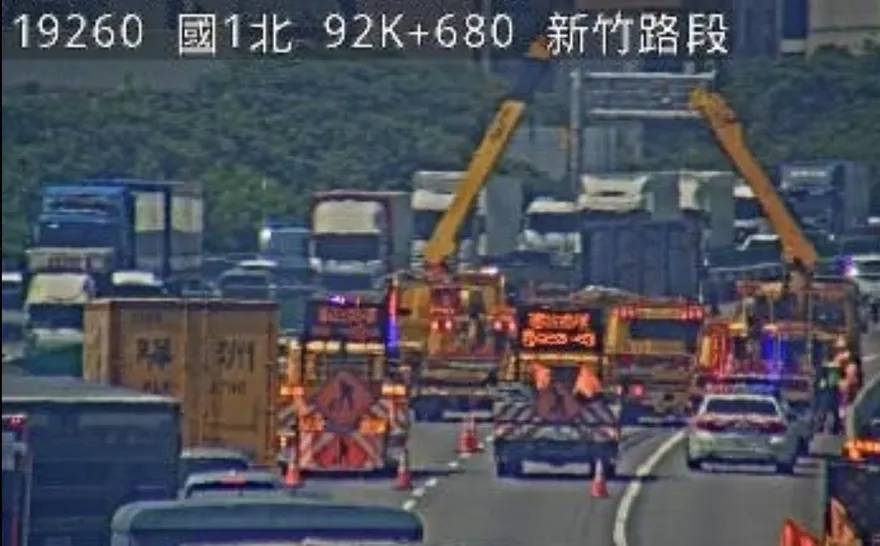 國道1號新竹段大小貨車追撞　1人受困送醫搶救