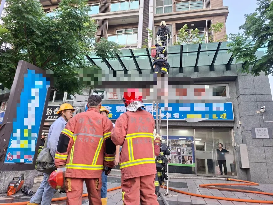 新北三重住宅大樓火警　2人受困屋簷警消架梯救援