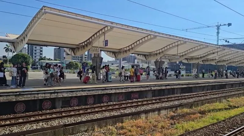 「手持電風扇」車廂起火狂燒疑首例！台鐵區間車冒濃煙乘客驚逃