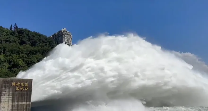 影/巴威逼近！石門水庫滿水位急放水每小時134萬噸　畫面曝