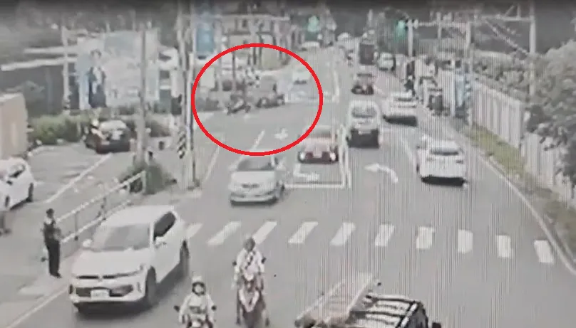 影/新竹小貨車右轉碰撞直行機車　騎士慘摔幸僅輕傷