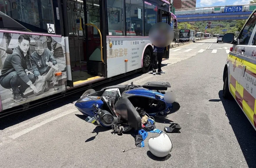 影/台大正門口機車逆撞公車　騎士噴飛慘摔毒駕篩檢陽性