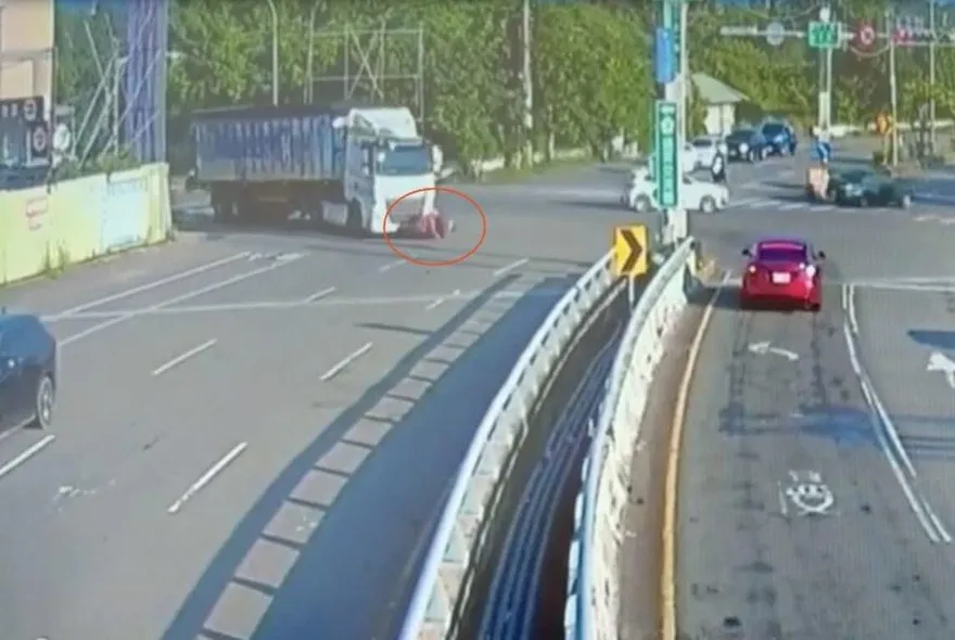 影/苗栗聯結車右轉撞倒直行電動代步車　8旬翁重傷昏迷