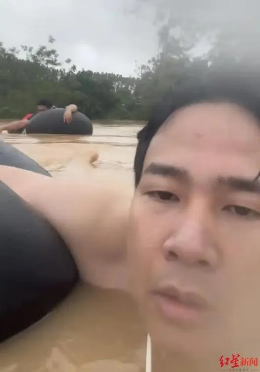 憂父遭洪水沖走！廣西男抱輪胎來回游3小回村尋親　母見他淚崩