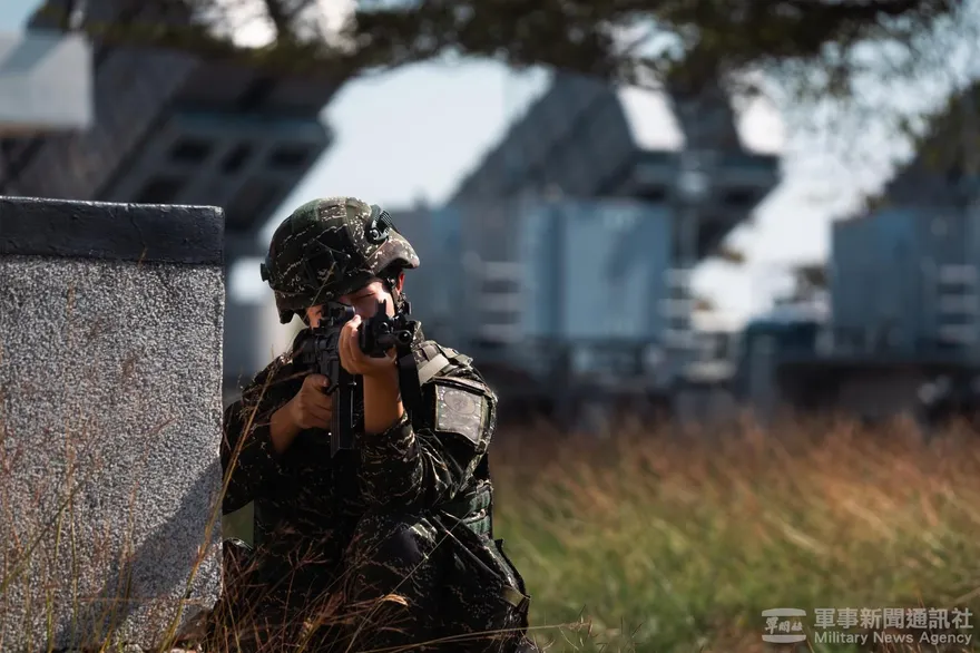 國軍將試辦軍校衛哨委外　粉專諷：以後打仗也外包傭兵團？