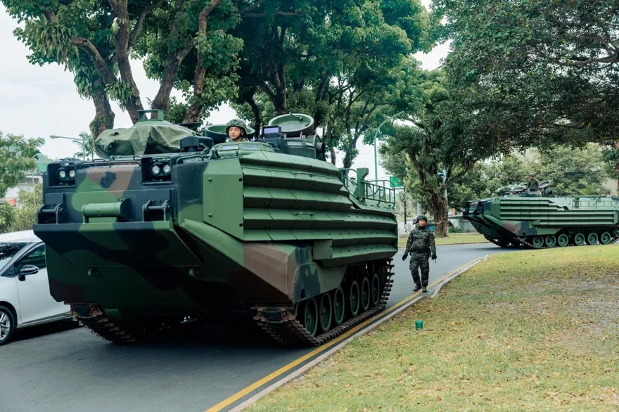 AAV7兩棲突擊車就位　顧立雄：因應巴威颱風總兵力達2萬