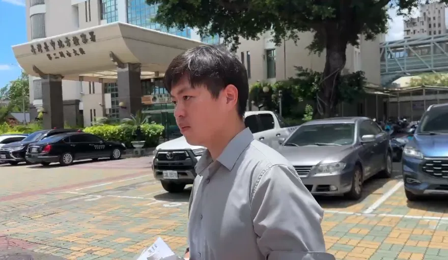 致癌油害全民！福懋油董事長200萬交保　單手插口袋臭臉離開地檢