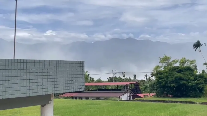 影/巴威逼近驚爆異象！　花蓮馬太鞍溪驚現罕見「沙塵捲」