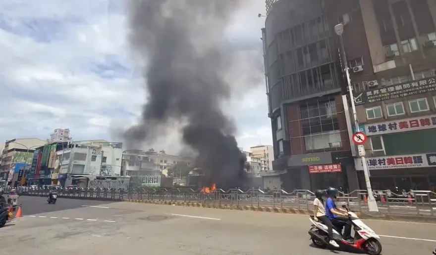影/黑煙蔽天！台中一中商圈驚傳火警　12台機車遭火噬