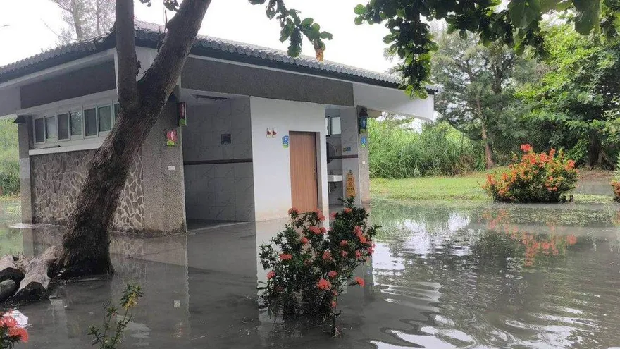 台東市海水倒灌！巴威颱風致積淹水　森林公園綠水橋出入口封閉