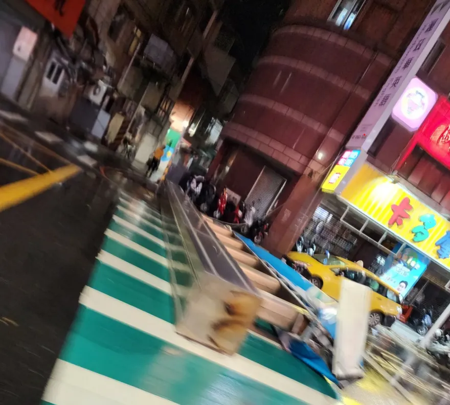 巴威颱風超恐怖！新北三重富邦銀行招牌遭吹倒　幸未傳傷亡