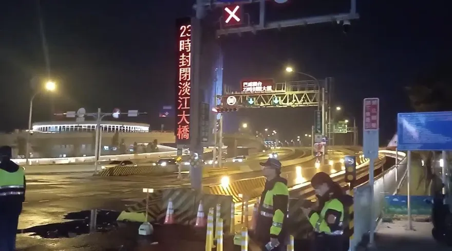 影/巴威逼近風雨漸強淡江大橋封閉　機車欲上橋員警勸導改道