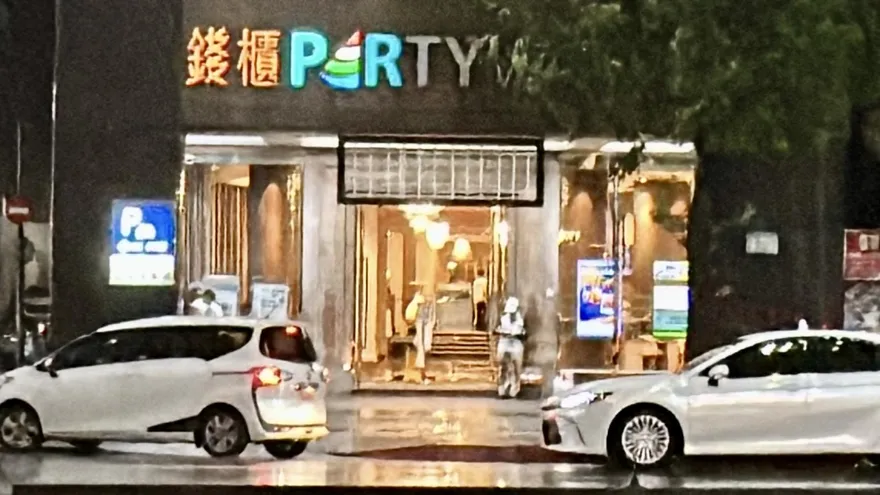 影/巴威逼近北市深夜風雨漸強　停班停課錢櫃未見人潮