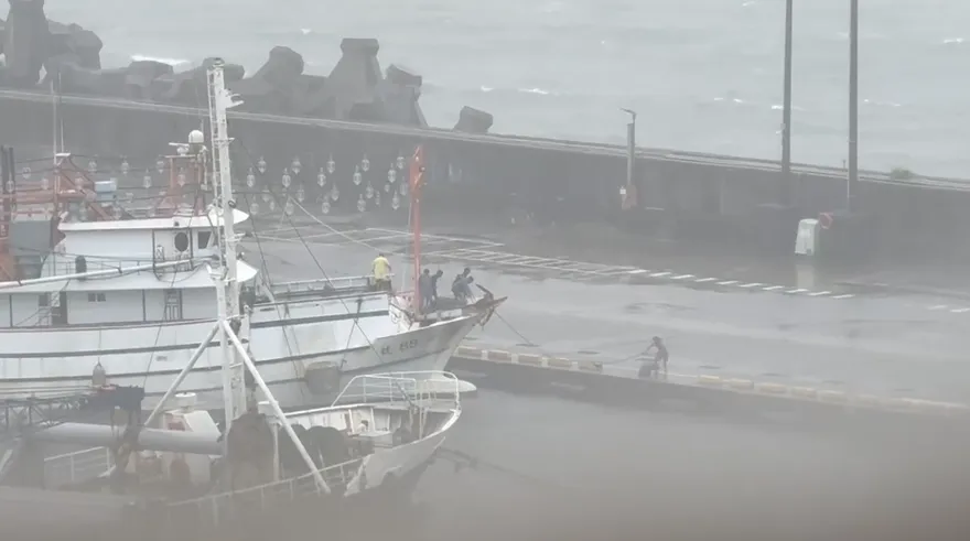 影/巨浪告警！基隆漁船進港避風　驚險畫面曝光