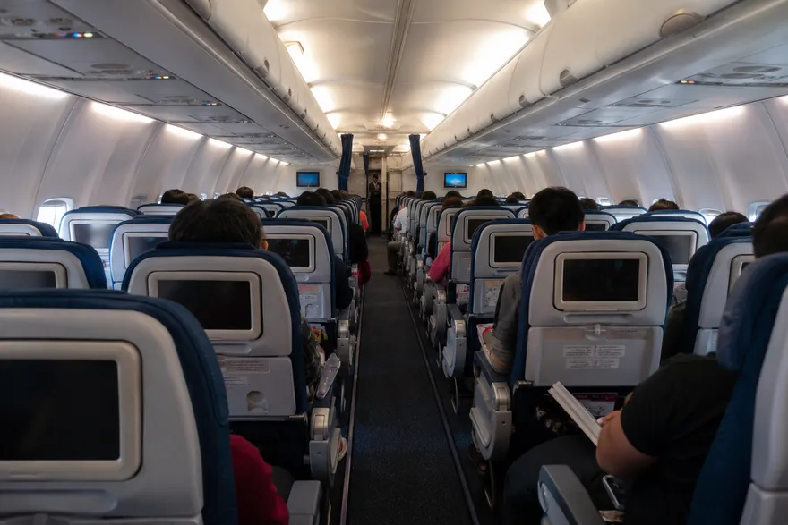 飛行驚魂！客機窗戶空中脫落　男乘客半個身體遭吸出機外險出事