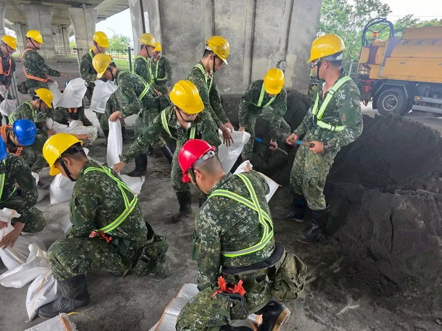 影/巴威強襲北台灣！宜蘭國軍出動防汛　救災機具全面待命