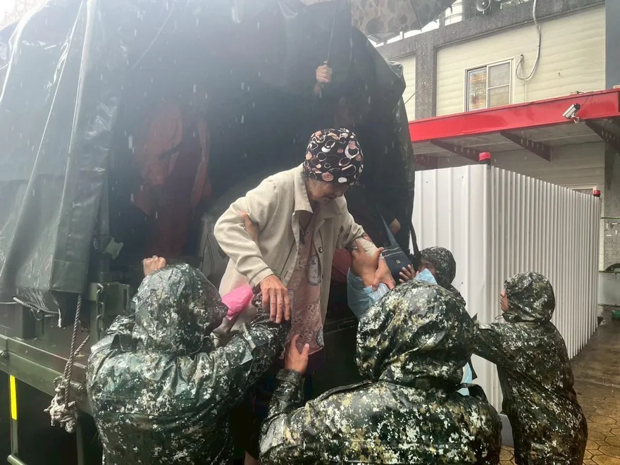 巴威颱風威脅！苗栗國軍出動　協助山區居民預防性撤離