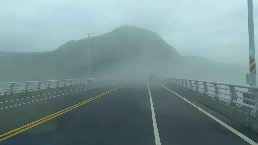 影/巴威來襲台東變火爐！多處焚風飆破36度　揚沙塵又傳停電
