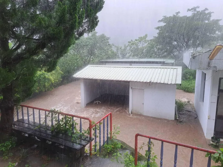 影/豪雨狂炸五峰！山路驚見山壁瀑布　泥流直灌那羅派出所