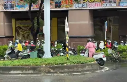 影/預防性撤離逾千人！巴威釀高雄6191戶停電　43件路樹招牌倒