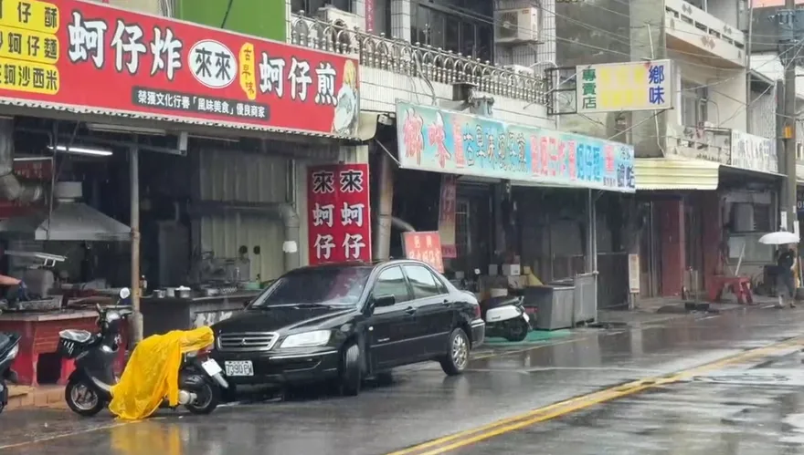 影/巴威颱風肆虐「蚵煎一條街」冷清　店家苦笑：加減賣