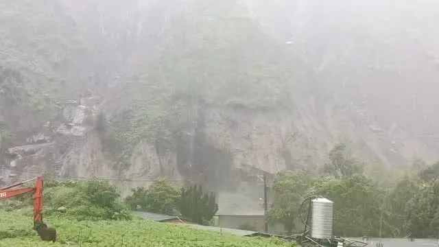 影/秀巒國小旁「歷史級惡夢」再現！新竹尖石大崩塌「吞噬山頭」