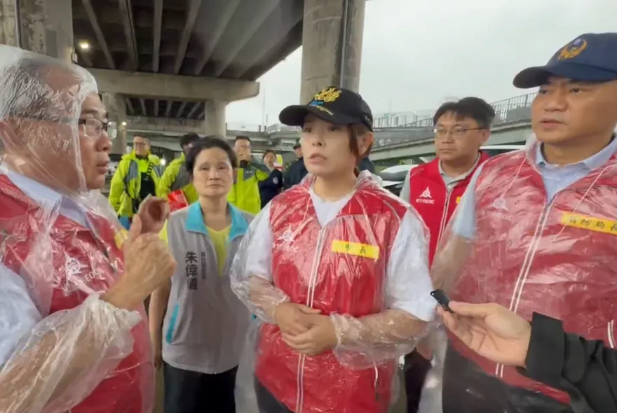 影/新竹市頭前溪水暴漲　高虹安衝橋下積淹水現場勘災！