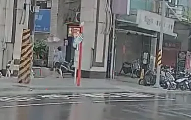 影/風神救命！土城婦等車遭巴威強風吹退　下一秒磁磚砸落