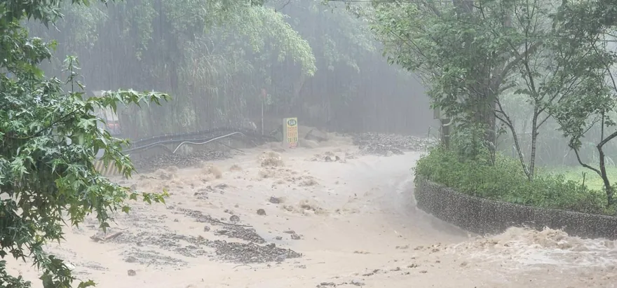 影/巨石砸落！巴威颱風豪雨轟苗栗　泰安、卓蘭交通癱瘓