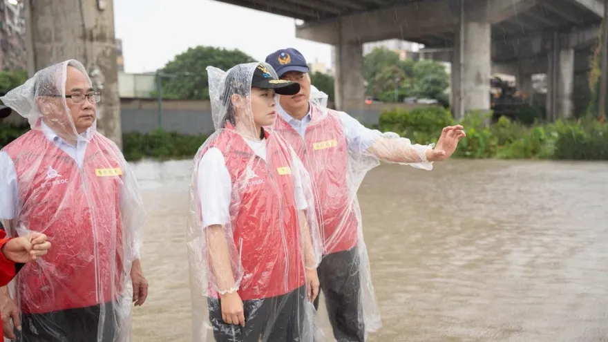 新竹市樹倒壓民宅、頭前溪暴漲淹水　高虹安涉水勘災說話了！
