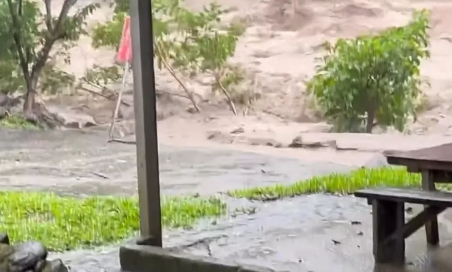 巴威暴雨轟新竹！尖石鄉驚見滾滾泥流衝露營區