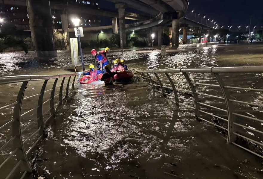 暴雨淹沒北市雁鴨公園水深1米　3男受困警消急救援