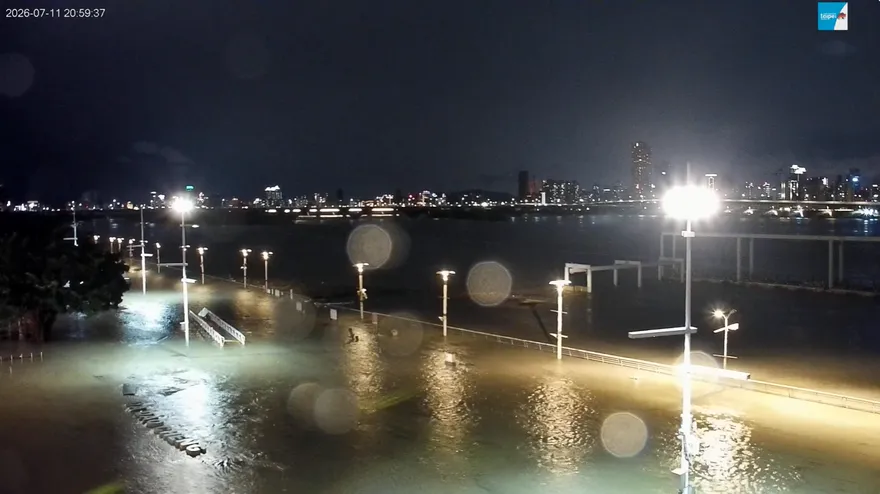 颱風巴威挾豪雨！台北橋水位達三級警戒　大稻埕碼頭水滿上岸