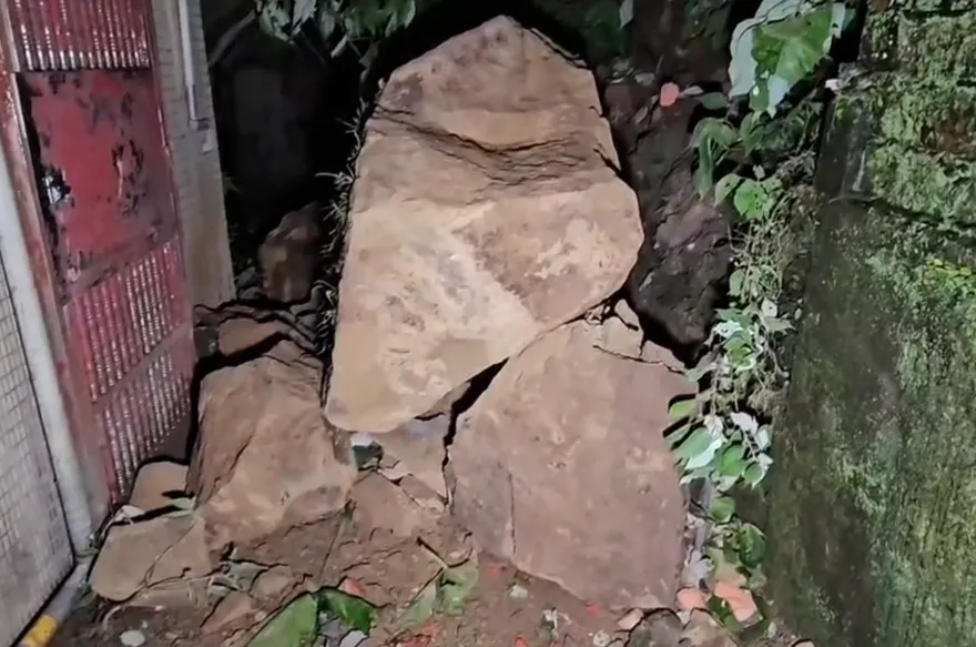 巴威颱風肆虐！基隆民宅遭巨石砸中受損　住戶嚇壞驚逃