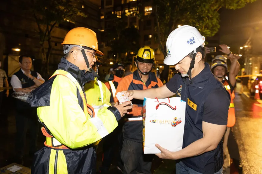巴威颱風加速遠離！蔣萬安視察慰問同仁　力拚周一前恢復市容