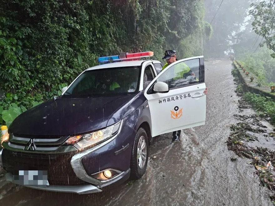 影/竹60線坍方！台電人員搶修受困　橫山警冒雨救11人
