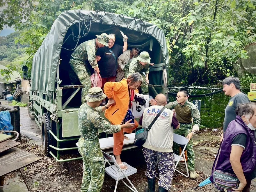 影/巴威颱風遠離　第五作戰區協助泰安鄉居民平安返家