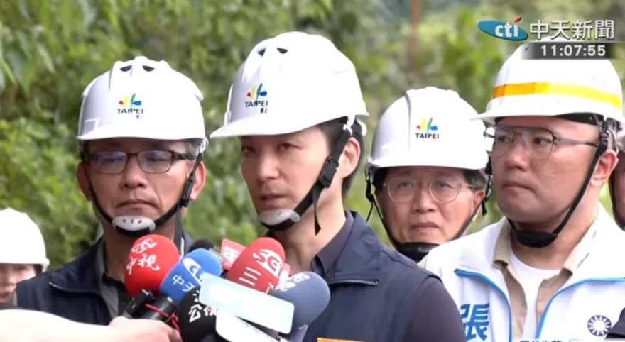 影/蔣萬安衝北投落石現場！警告仍危險　確保安全才通車