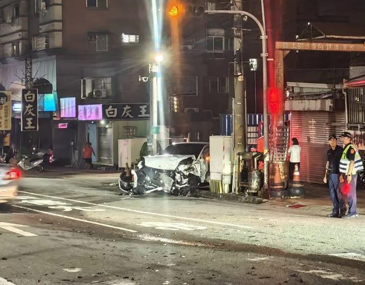 台中向上路再出事！酒駕男「高速闖紅燈衝撞」5車碎、6人送醫