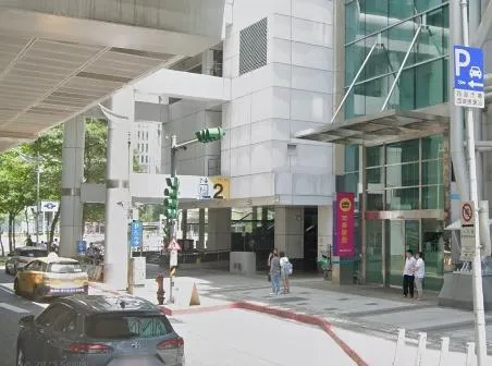 北捷西湖站驚見「手機掉進軌道縫」！女失主尖叫