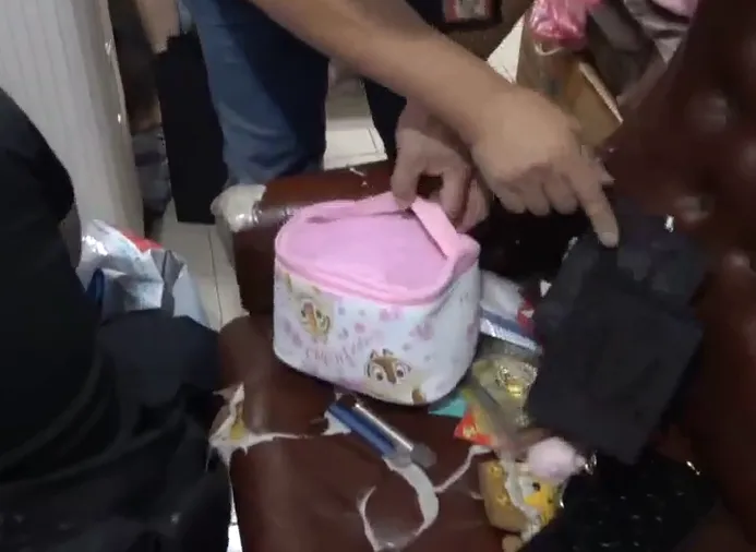影/台中擁槍毒販竟有顆少女心？菸彈藏「粉紅卡通便當袋」