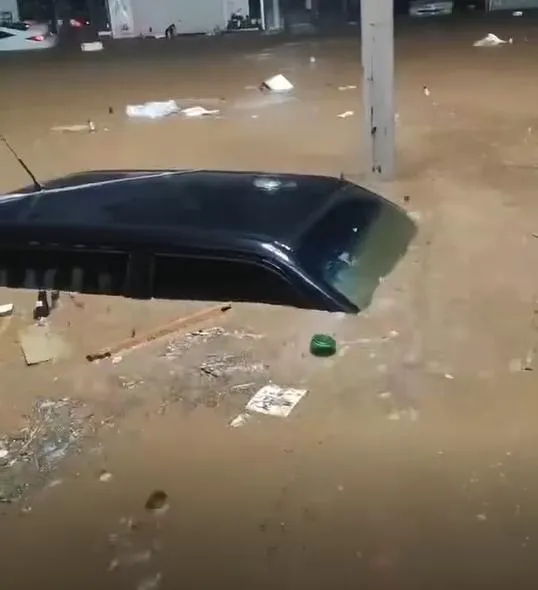 影/暴雨灌爆河北省寬城縣！滾滾洪水吞沒街道　汽車慘「滅頂」